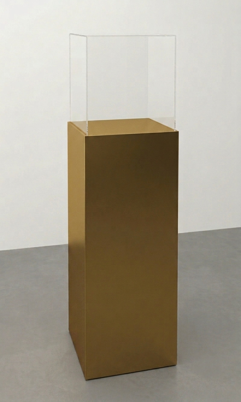 colonna laccato colore oro con teca in plexiglass